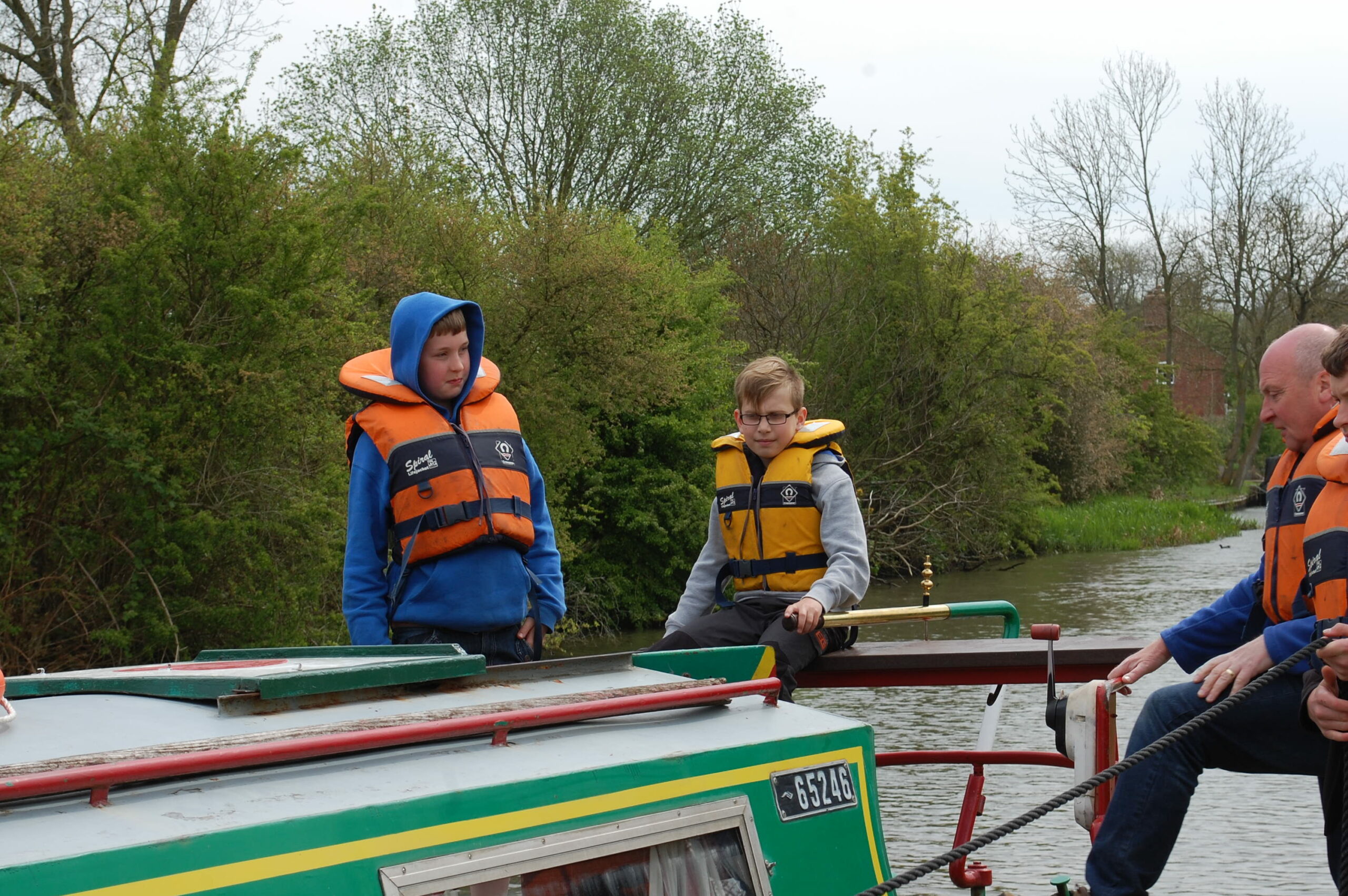 Scouts driving a narrowboat
